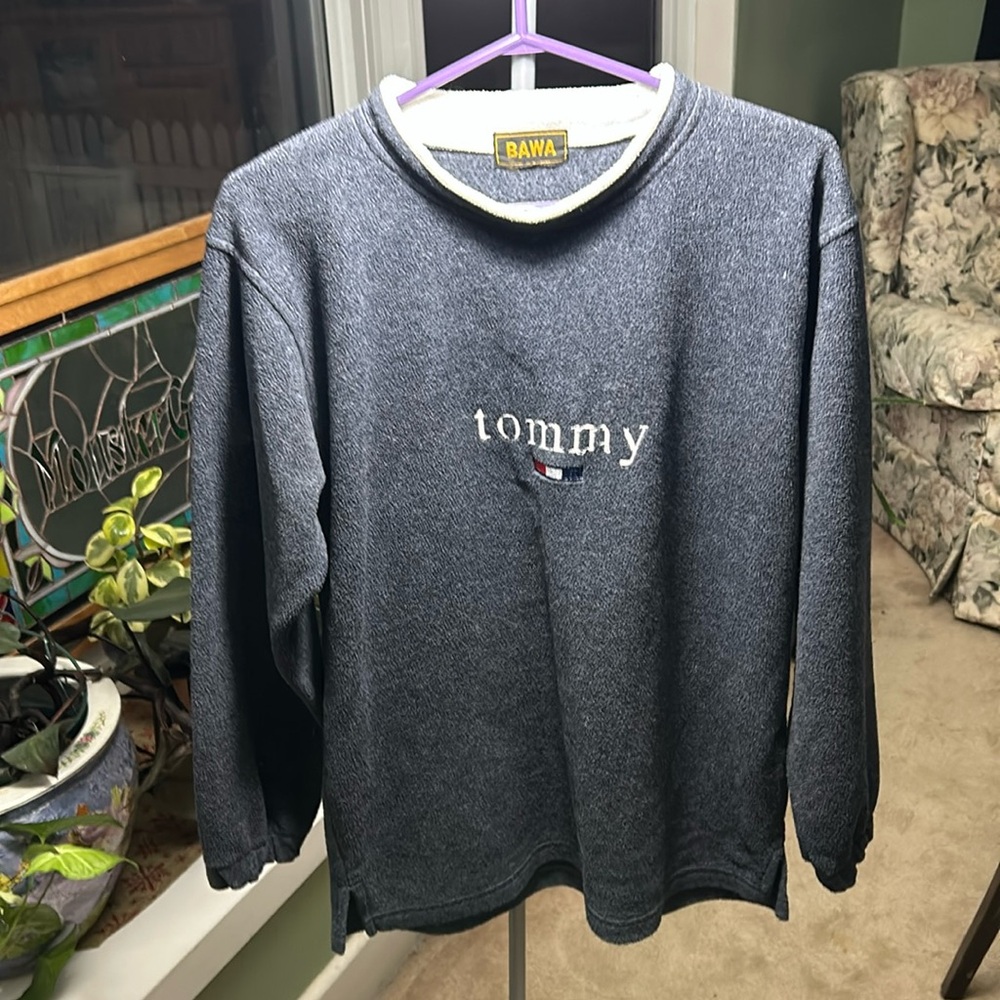 J40.    Large navy fleece